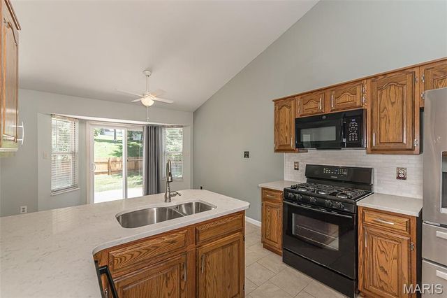 1600 Summerpoint Drive, Fenton, MO 63026