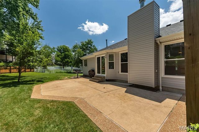 1600 Summerpoint Drive, Fenton, MO 63026