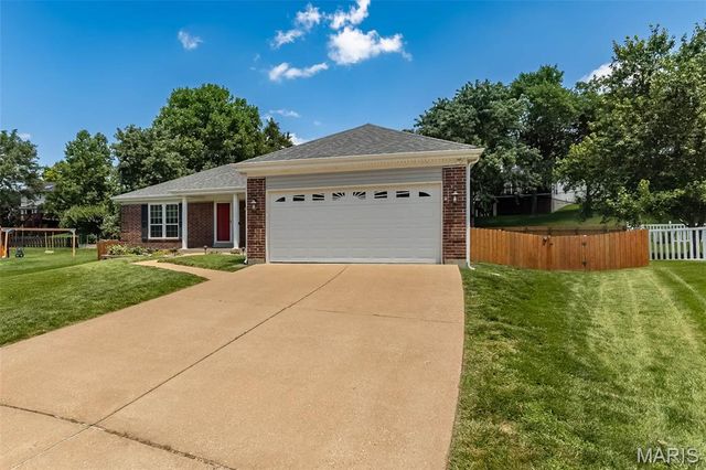 1600 Summerpoint Drive, Fenton, MO 63026