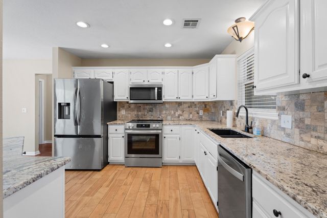 608 E 10th Street, Grove, OK 74344