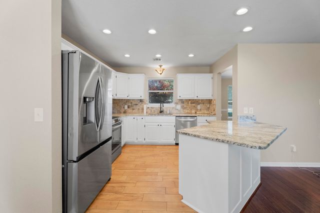 608 E 10th Street, Grove, OK 74344