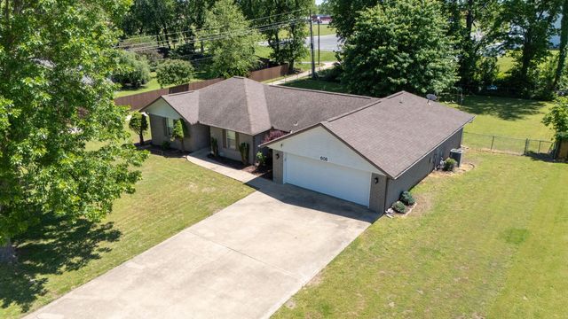 608 E 10th Street, Grove, OK 74344