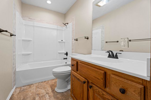 608 E 10th Street, Grove, OK 74344