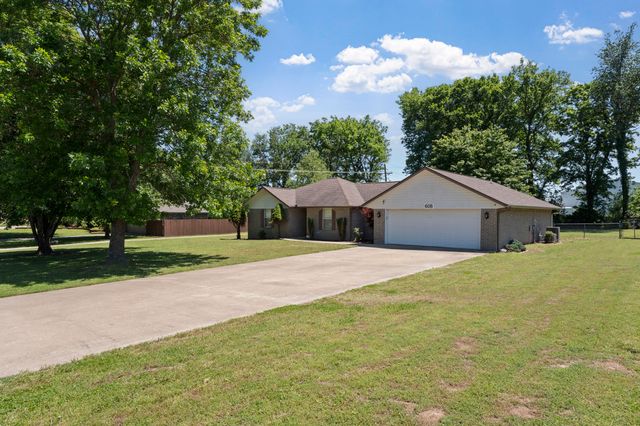 608 E 10th Street, Grove, OK 74344