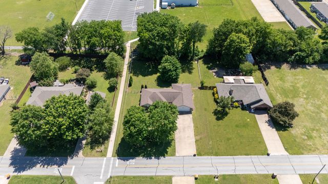 608 E 10th Street, Grove, OK 74344