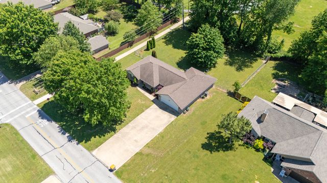 608 E 10th Street, Grove, OK 74344