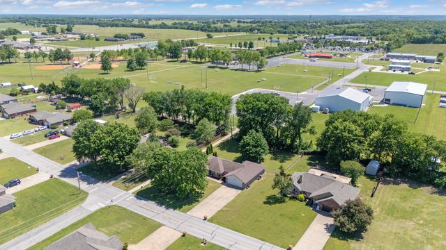 608 E 10th Street, Grove, OK 74344