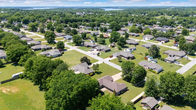 608 E 10th Street, Grove, OK 74344