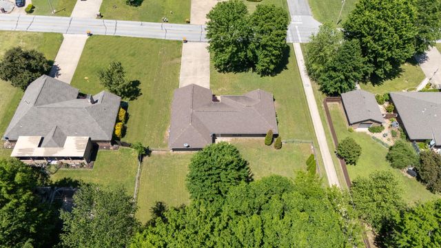 608 E 10th Street, Grove, OK 74344