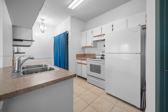 18308 NW 68th Ave B, Hialeah, FL 33015