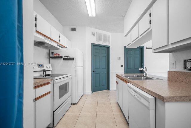 18308 NW 68th Ave B, Hialeah, FL 33015