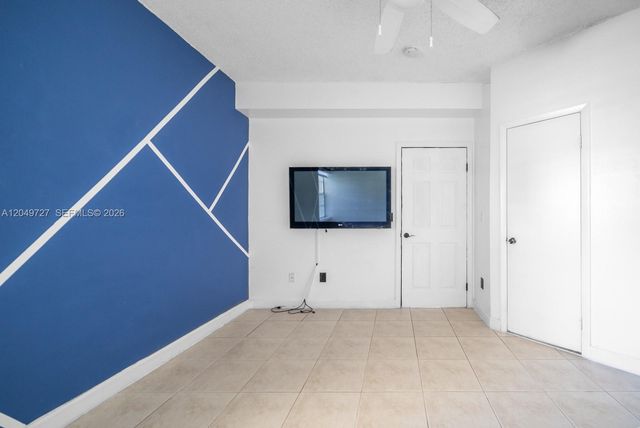 18308 NW 68th Ave B, Hialeah, FL 33015