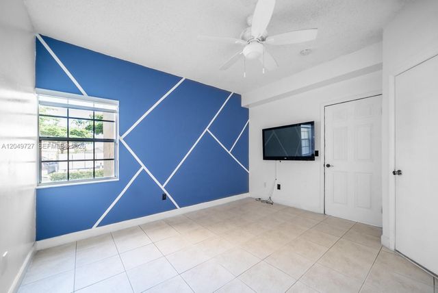 18308 NW 68th Ave B, Hialeah, FL 33015