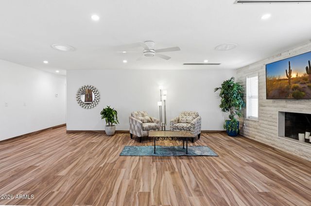 17627 N 1st Street, Phoenix, AZ 85022