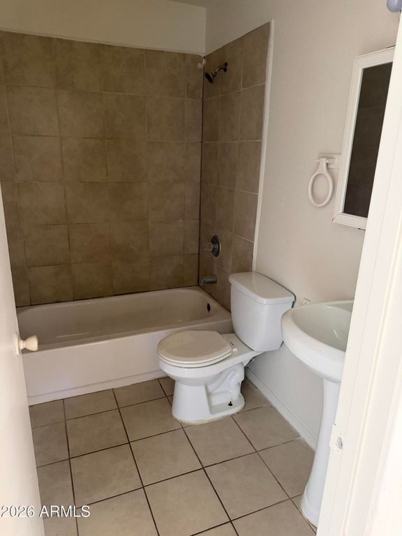 Image 6 of property listing at 7013 W COLTER Street, Glendale, AZ 85303