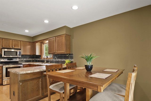 14 Weeping Birch Circle, Madison, WI 53704