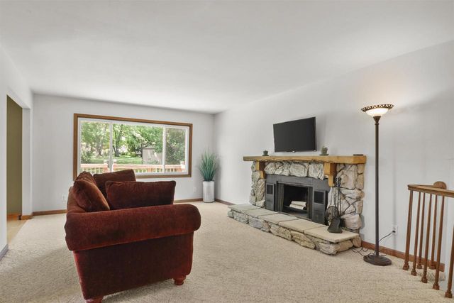 14 Weeping Birch Circle, Madison, WI 53704