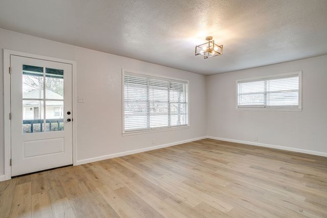 422 W Wilson Street, Cleburne, TX 76033