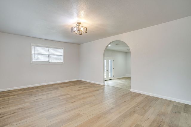 422 W Wilson Street, Cleburne, TX 76033