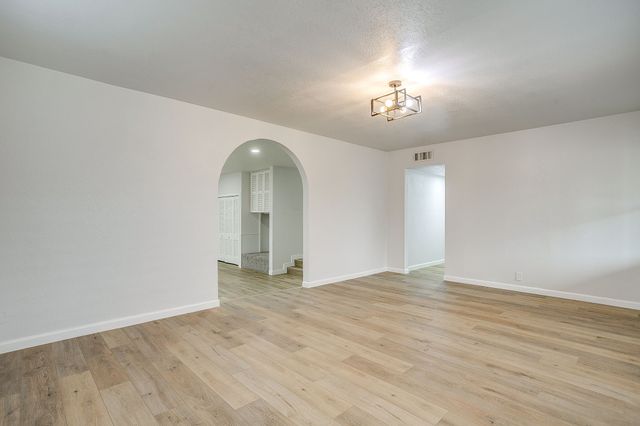 422 W Wilson Street, Cleburne, TX 76033