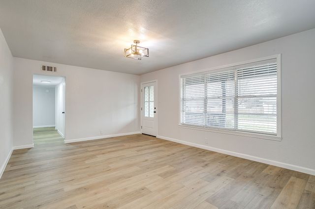 422 W Wilson Street, Cleburne, TX 76033