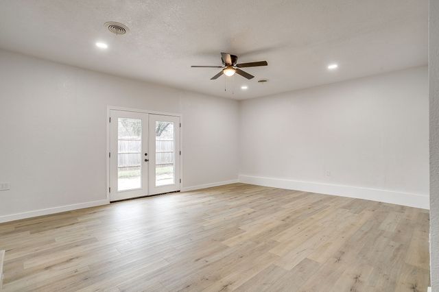 422 W Wilson Street, Cleburne, TX 76033