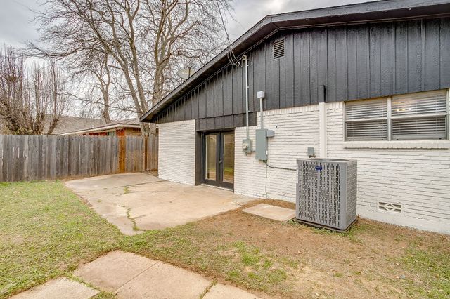 422 W Wilson Street, Cleburne, TX 76033