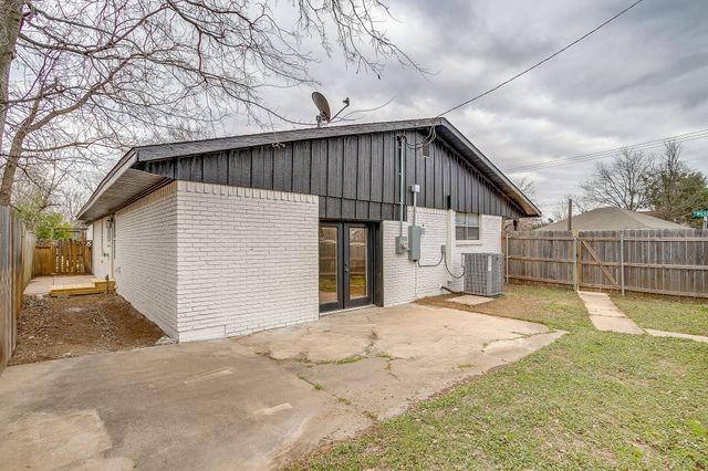 422 W Wilson Street, Cleburne, TX 76033