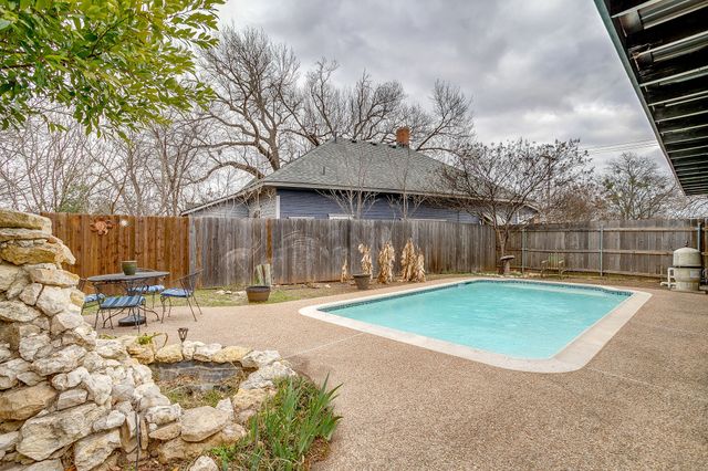 422 W Wilson Street, Cleburne, TX 76033
