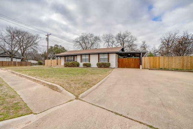 422 W Wilson Street, Cleburne, TX 76033