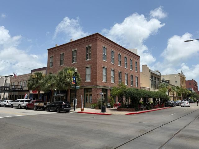 2208 Post Office Street 105, Galveston, TX 77550