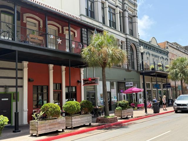 2208 Post Office Street 105, Galveston, TX 77550