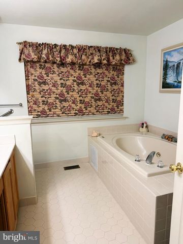 6 SKYHOOK CIRCLE, Woodbury, NJ 08096