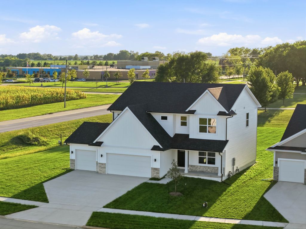 901 Walnut Drive, Norwalk, IA 50211