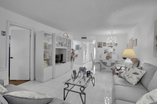 2751 E Sunrise Lakes Drive 204, Sunrise, FL 33322