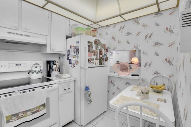 2751 E Sunrise Lakes Drive 204, Sunrise, FL 33322