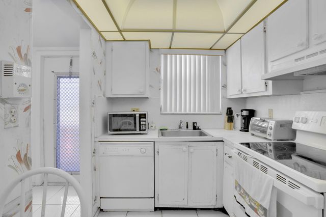 2751 E Sunrise Lakes Drive 204, Sunrise, FL 33322