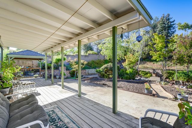 2952 Royce Dr, Rescue, CA 95672