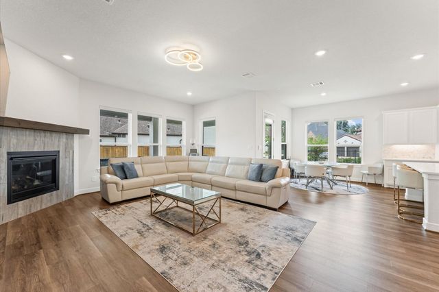 21 Cassena Grove Drive, Tomball, TX 77375