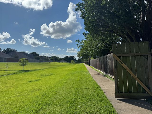 212 Live Oak Lane, Friendswood, TX 77546