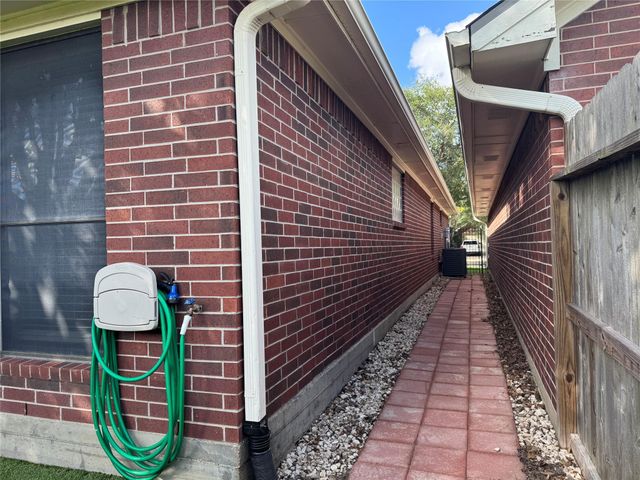 212 Live Oak Lane, Friendswood, TX 77546