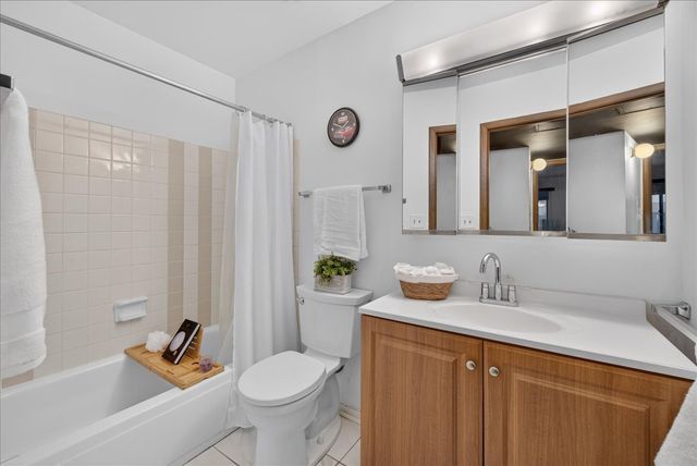 2000 Bayside Drive 313, Palatine, IL 60074