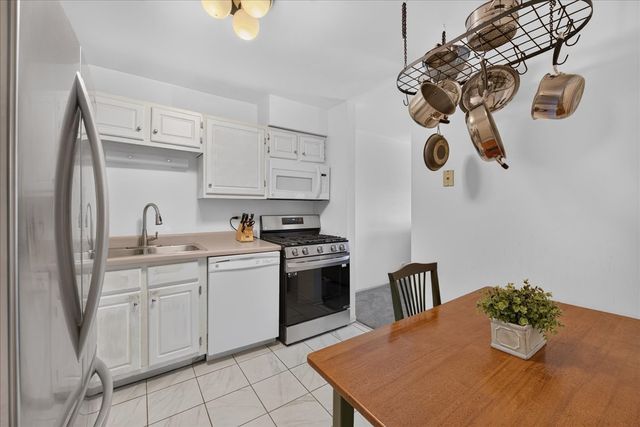 2000 Bayside Drive 313, Palatine, IL 60074