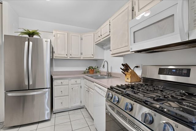 2000 Bayside Drive 313, Palatine, IL 60074