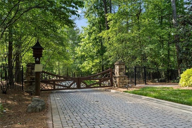 989 Middle Fork Trail, Suwanee, GA 30024