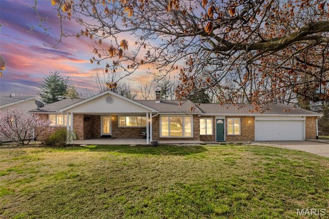 2305 W Delmar Avenue, Godfrey, IL 62035