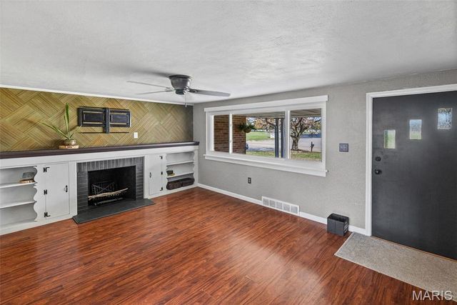 2305 W Delmar Avenue, Godfrey, IL 62035