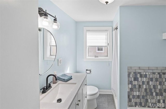 2305 W Delmar Avenue, Godfrey, IL 62035