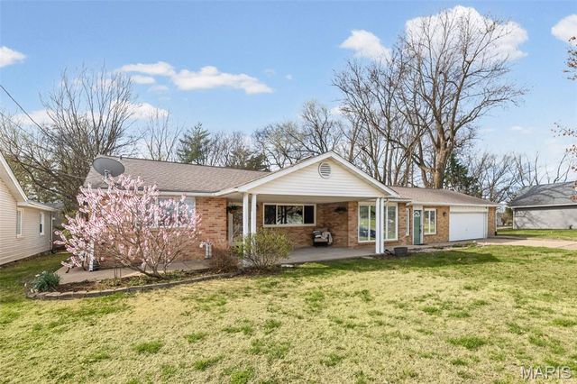 2305 W Delmar Avenue, Godfrey, IL 62035