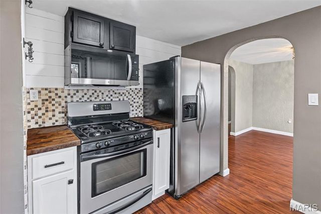 2305 W Delmar Avenue, Godfrey, IL 62035